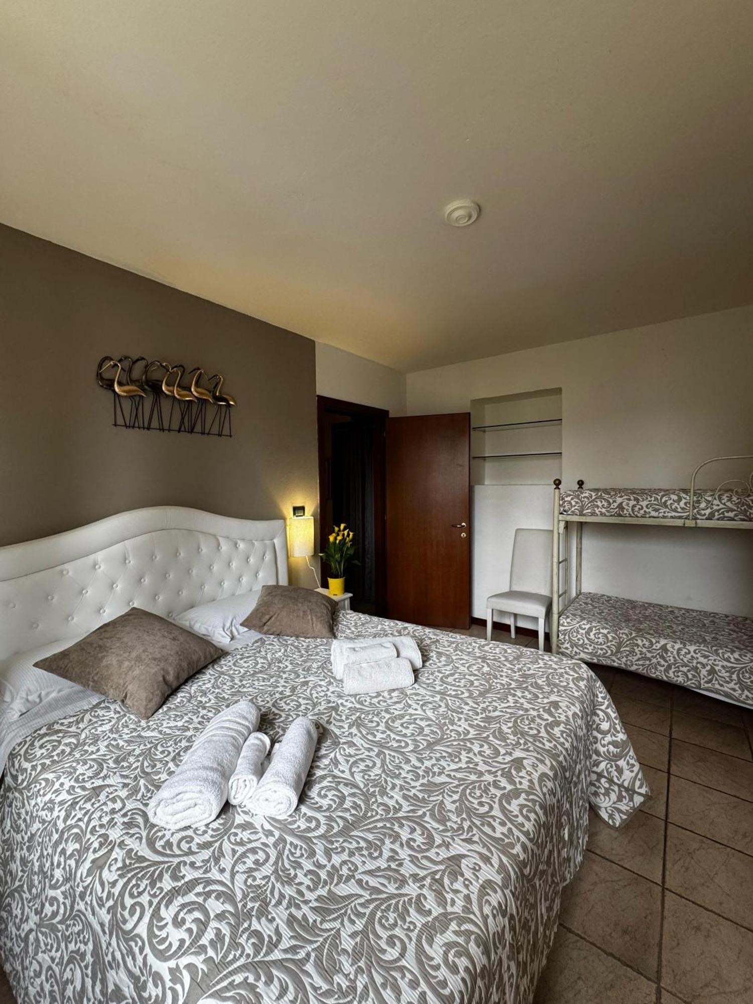 Wonderful Lake View Apartments With Pool With Breakfast Gardasee Torri Del Benaco Luaran gambar